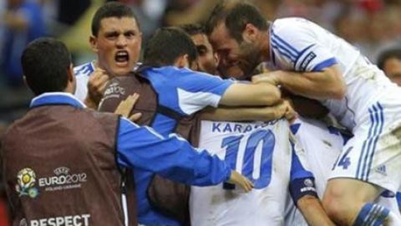 Review: Karagounis Bawa Yunani ke Perempat Final