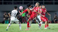 Pemain Persis Solo, Karim Rossi (tengah) mengontrol bola di antara dua pemain Persija Jakarta, Witan Sulaeman (kiri) dan Muhammad Ferarri pada laga perebutan peringkat ketiga Piala Presiden 2024 di Stadion Manahan, Solo, Sabtu (3/8/2024). (Bola.com/Bagaskara Lazuardi)