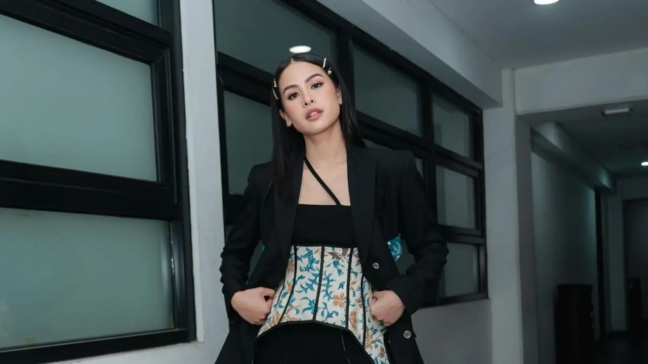 Inspirasi mix and match blazer dari Maudy Ayunda