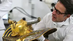 Christian Eckmann, kolektor benda bersejarah asal Jerman melihat kondisi topeng emas Raja Tutankhamun di museum Mesir, Kairo, Selasa (20/10/2015). Topeng emas Tutankhamun terdiri dari 11 kg emas murni. (REUTERS/Mohamed Abd El Ghany)