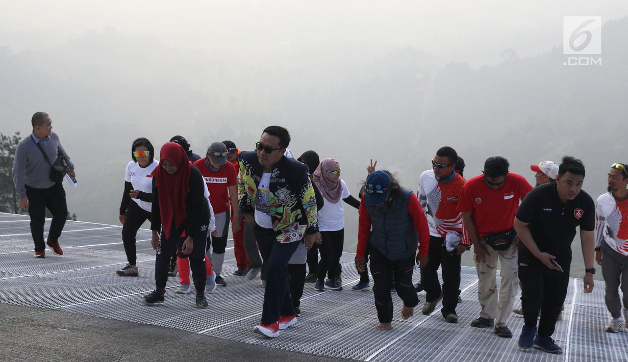Menpora Imam Nahrawi (tengah) meninjau kesiapan venue Paralayang di kawasan Puncak, Cianjur, Jawa Barat, Kamis (26/7). Selain meninjau kesiapan venue, Menpora juga melihat latihan atlet paralayang Indonesia. (Liputan6.com/Helmi Fithriansyah)