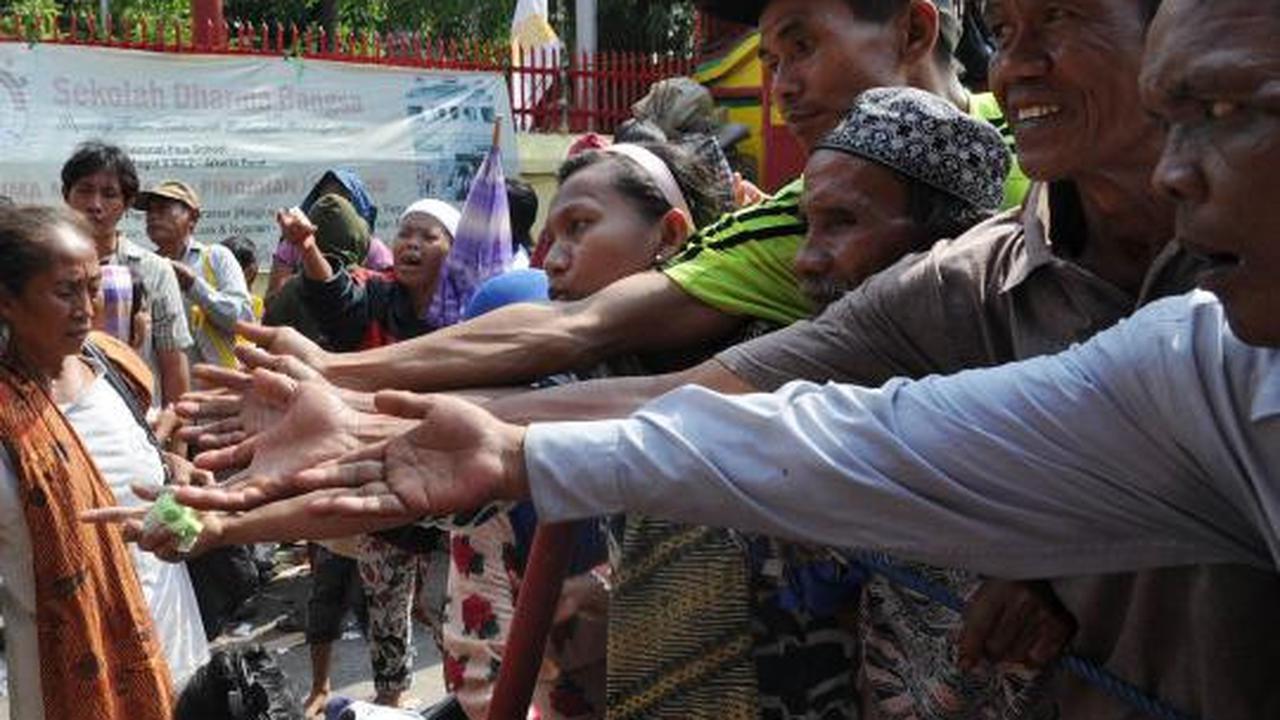 Warga berebut angpao di Vihara Dharma Bakti