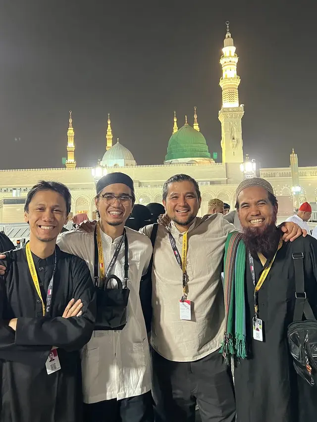 Potret Sakti Bagikan Momen Umrah Bareng Sheila on 7 (credit: instagram/salman_al_jugjawy).