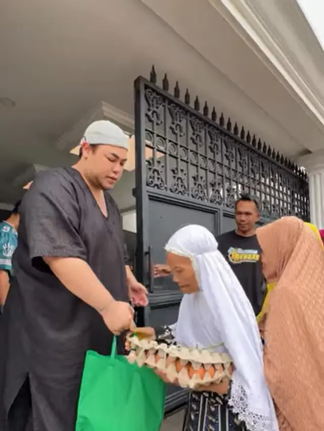 6 Potret Ivan Gunawan Berbagi Sembako ke Tetangga di Bulan Ramadan,