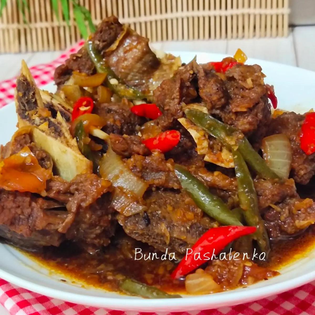 Ilustrasi Semur Daging Sapi Kecap