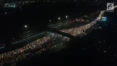 Foto aerial suasana kepadatan kendaraan yang menuju Gerbang Tol Cikarang Utama di Bekasi, Jawa Barat, Minggu (10/6) dini hari. Pada H-5 Lebaran arus mudik di ruas Tol Jakarta-Cikampek mulai mengalami kepadatan. (Liputan6.com/Arya Manggala)