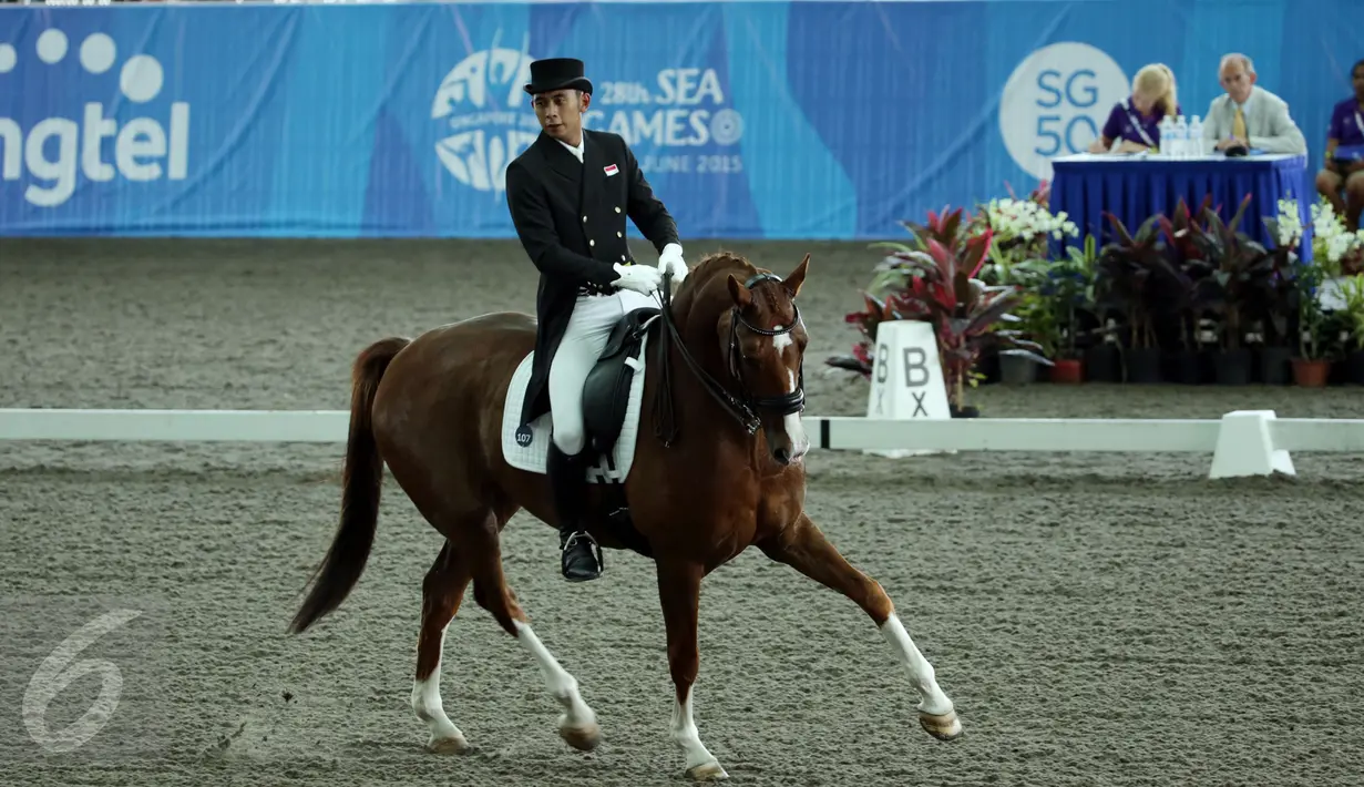 Penampilan atlet berkuda, Ferry Wahyu di nomor tunggang serasi tim Sea Games 2015 yang dihelat di Singapore Turf Club Riding Centre, Sabtu (6/6/2015). Ferry Wahyu mengumpulkan nilai 66.842%. (Liputan6.com/Helmi Fithriansyah)