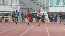 Atlet asal Bali, Dewi Ayu Agung Kurnia (tengah) saat berlaga di kelas lari 400 meter putri senior Kejurnas Atletik U18, U20 dan Senior 2019 di Stadion Pakansari, Kab Bogor, Jumat (2/8/2019). Dewi Ayu Agung Kurnia meraih posisi pertama dengan catatan waktu 55,56 detik. (Liputan6.com/Helmi Fithriansya