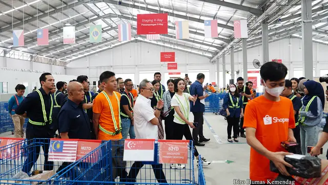 Menteri Perdagangan (Mendag) Zulkifli Hasan (Zulhas) meresmikan Gudang Ekspor Shopee di Jakarta, Rabu, (28/8/2023). (Dok Kemendag)