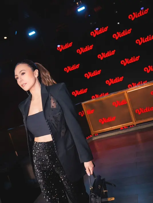 Wulan Guritno tak ragu pamer body goals dengan outfit serba hitam yang dikenakannya. [@wulanguritno]