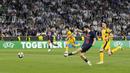 Pemain PSG, Khvicha Kvaratskhelia melesatkan bola untuk mencetak gol keempat timnya ke gawang Inter Milan dalam laga final Liga Champions 2024/2025 di Allianz Arena, Munchen, Jerman, Minggu (01/06/2025) dini hari WIB. (AP Photo/Martin Meissner)
