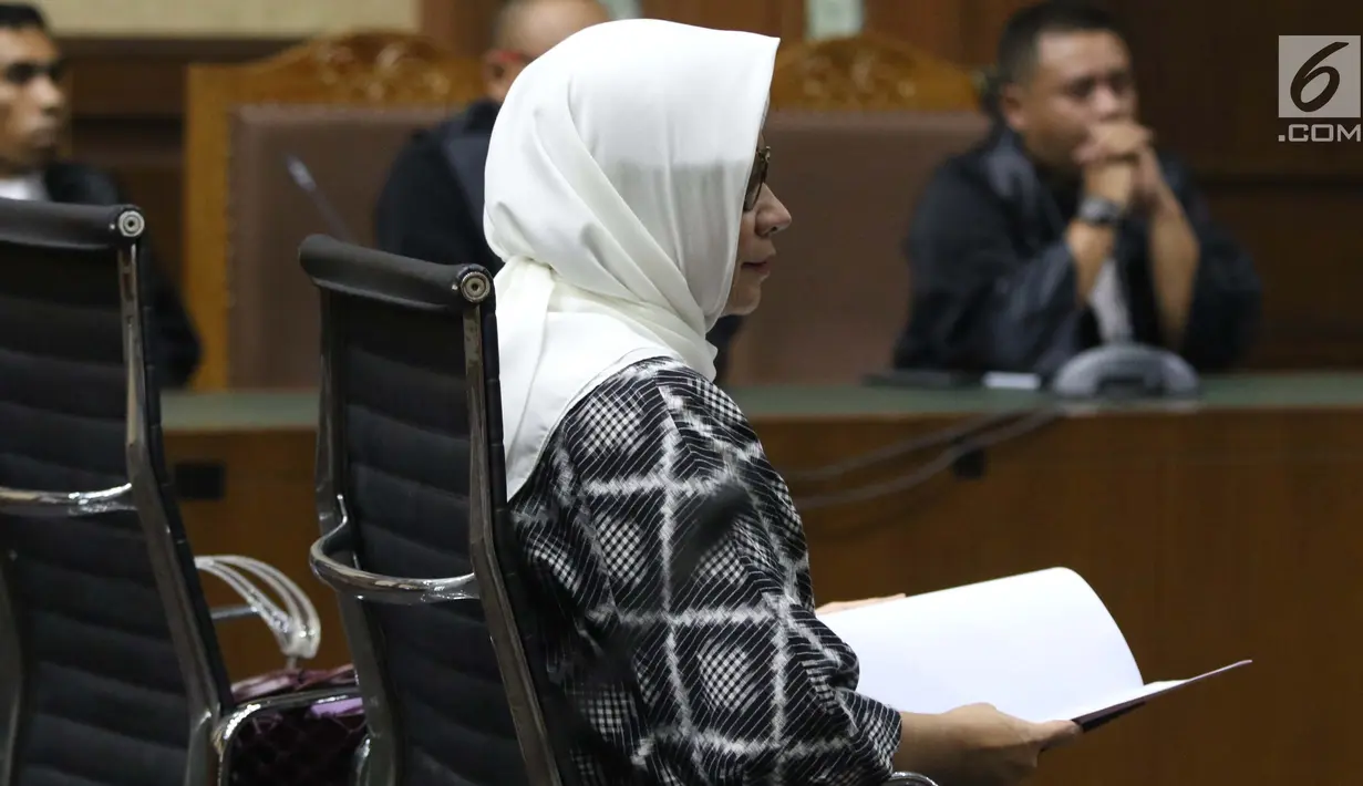 Mantan Dirut PT Pertamina, Karen G Agustiawan saat mengikuti sidang di Pengadilan Tipikor, Jakarta, Kamis (14/2). Sebelumnya, Karen didakwa terlibat dugaan korupsi investasi perusahaan di Blok BMG Australia tahun 2009. (Liputan6.com/Helmi Fithriansyah)
