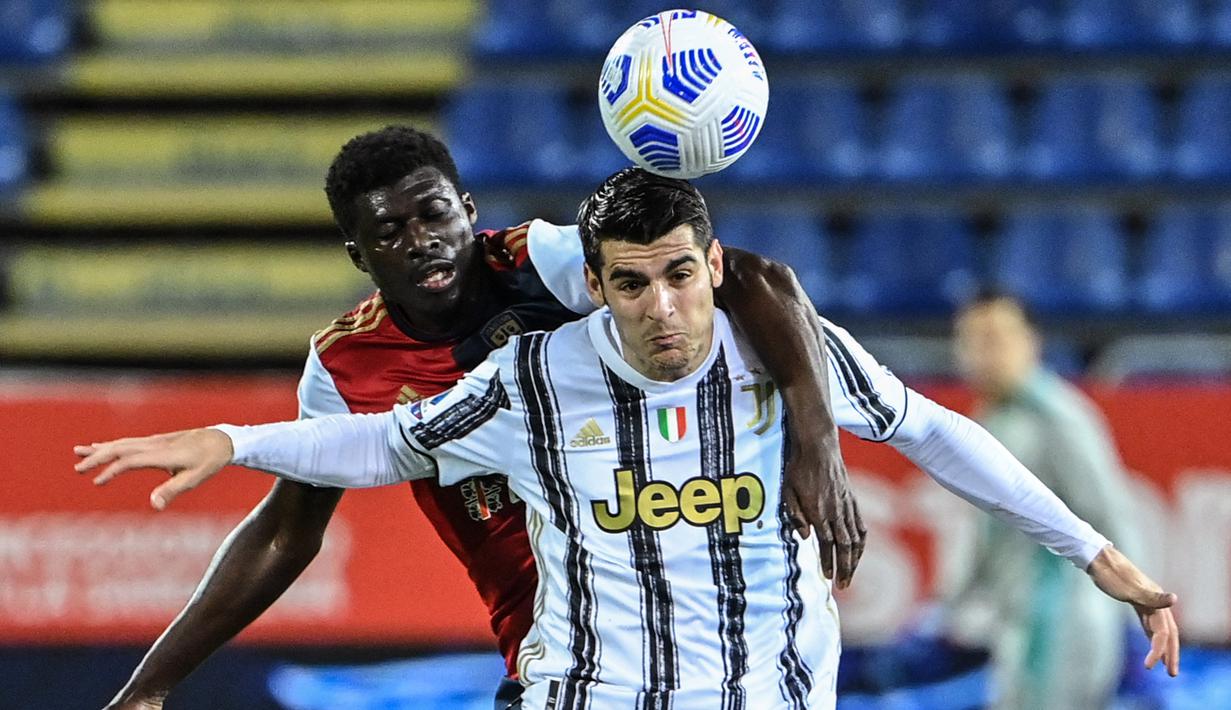 Striker Juventus, Alvaro Morata, duel udara dengan pemain Cagliari, Alfred Duncan, pada laga Liga Italia di Sardegna Arena, Minggu (14/3/2021). Juventus menang dengan skor 3-1. (AFP/Albert0 Pizzoli)