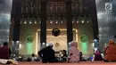 Umat muslim berkumpul bersama keluarga saat malam takbiran di Masjid Istiqlal, Jakarta, Selasa (4/6/2019). Ratusan umat muslim berdatangan ke Masjid Istiqlal untuk merayakan malam takbir jelang melaksanakan salat Idul Fitri 1440 Hijriah. (Liputan6.com/Helmi Fithriansyah)