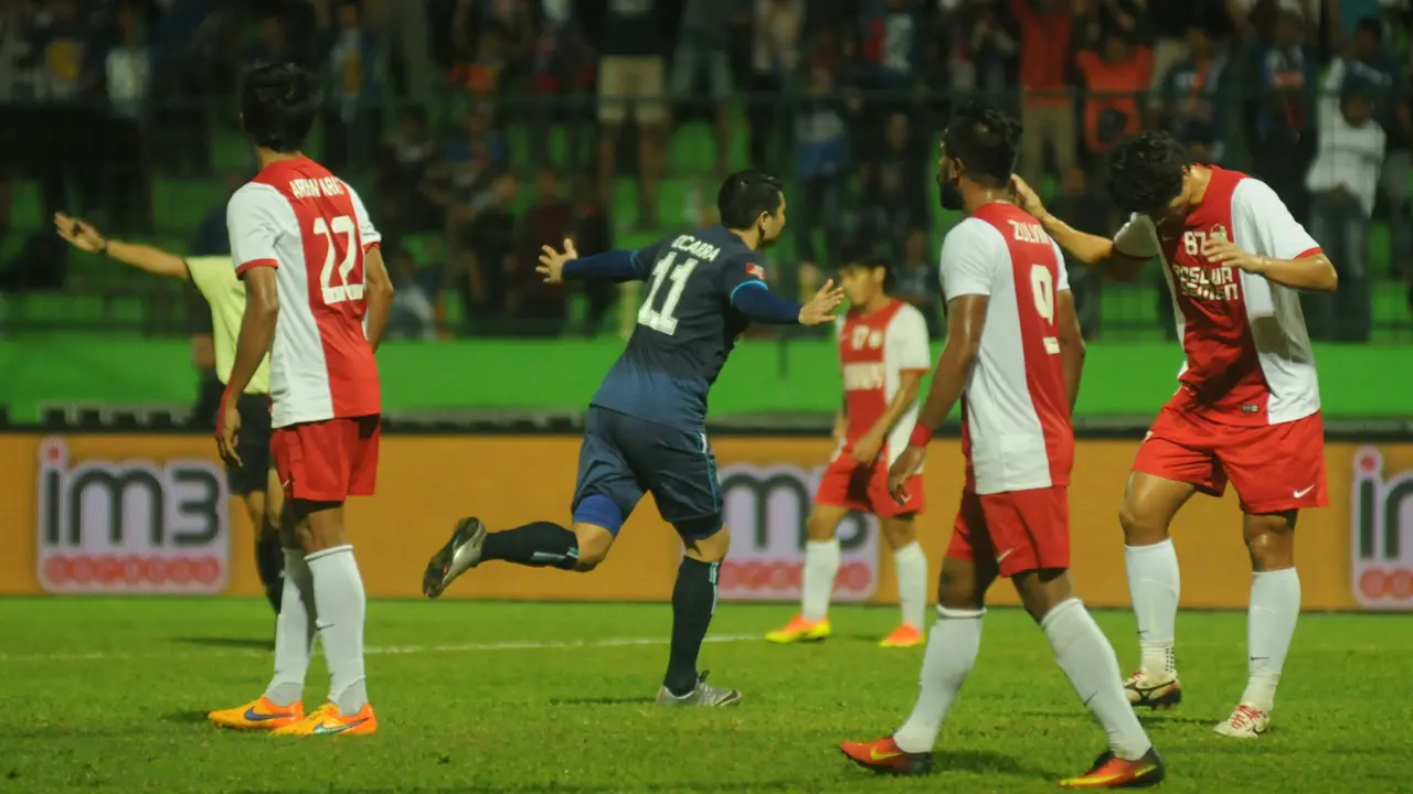 Esteban Viscarra, merayakan selebrasi gol kedua Arema Cronus ke gawang PSM. Tim Singo Edan menang 2-0 dalam pertandingan TSC 2016 yang digelar di Stadion Gajayana, Malang, Jumat (15/10/2016). (Bola.com/Iwan Setiawan) 