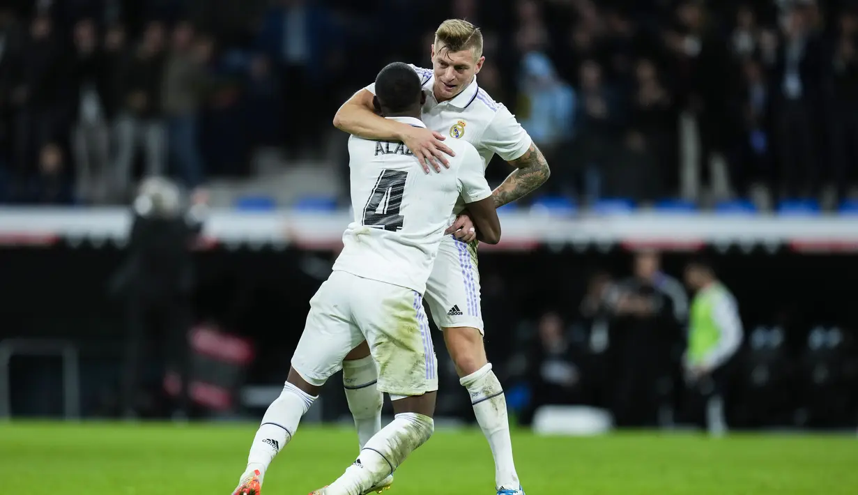 Gelandang Real Madrid, Toni Kroos (kanan) berselebrasi dengan rekan setimnya David Alaba setelah mencetak gol ke gawang Cadiz selama pertandingan lanjutan La Liga Spanyol di stadion Santiago Bernabeu di Madrid, Jumat (11/11/2022). Real Madrid menang tipis atas Cadiz dengan skor 1-0. (AP Photo/Manu Fernandez)