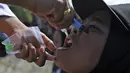 Seorang anak menerima imunisasi polio dari petugas medis saat berlangsung vaksinasi massal di Sigli Town Square,  Pidie, Aceh, Senin (28/11/2022). Kementerian Kesehatan melakukan vaksinasi massal sebanyak 1.000 anak dari target target 9.940 anak. (AP Photo/Riska Munawarah)