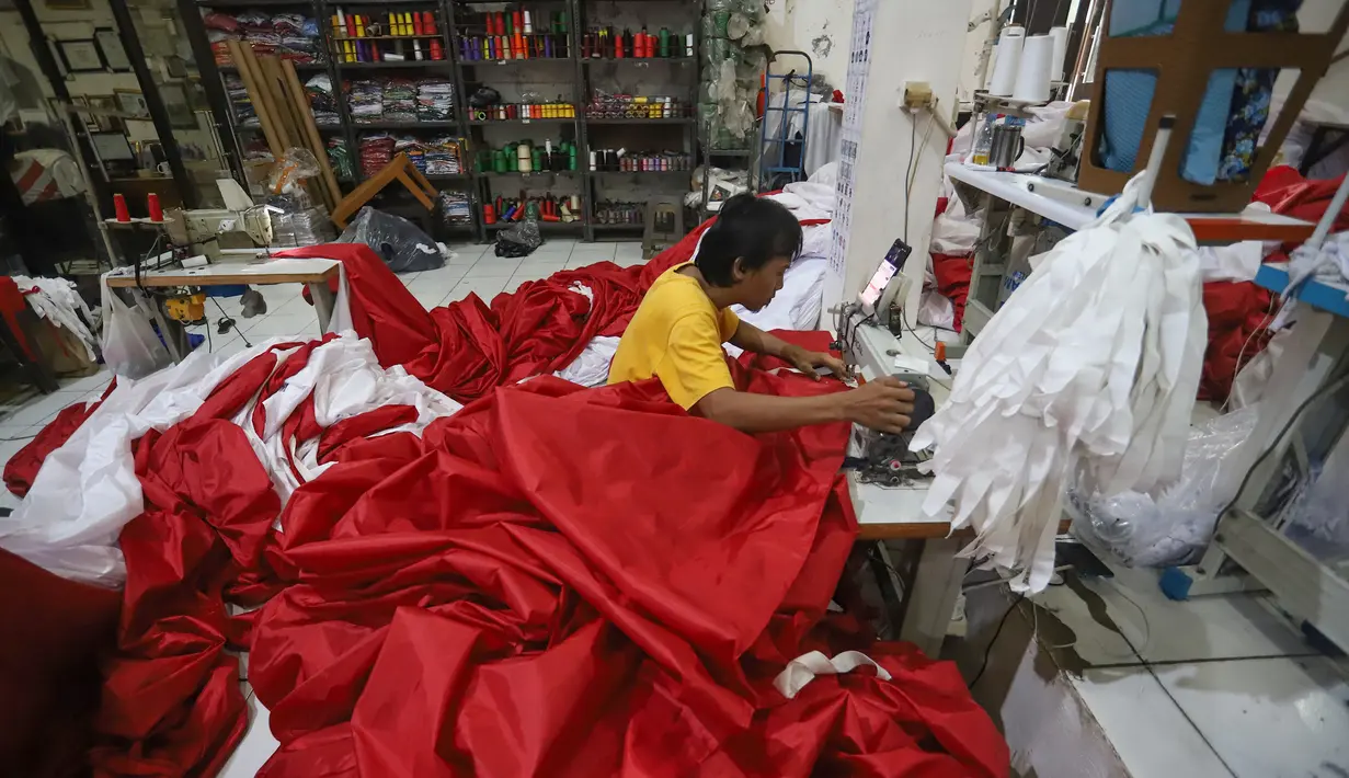 Jelang perayaan Hari Ulang Tahun (HUT) ke-80 Kemerdekaan Republik Indonesia, industri konveksi rumahan kebanjiran permintaan penjahitan atau pembuatan bendera merah putih. (merdeka.com/Arie Basuki)