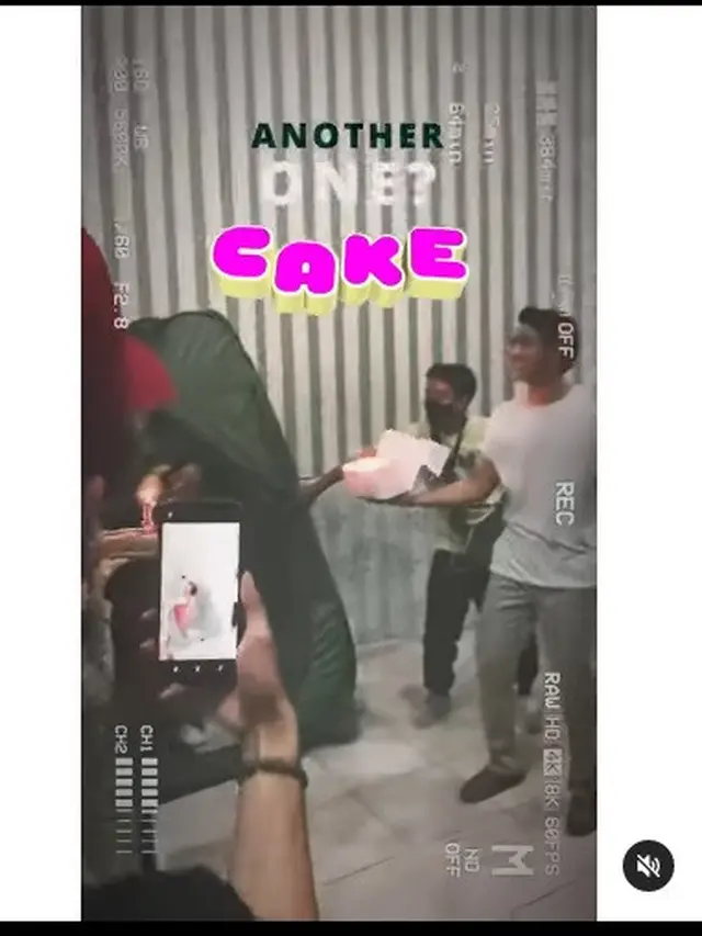 Arya Saloka bawakan kue ulang tahun untuk Putri Marino di lokasi syuting (Foto: Instagram @aladin.words)