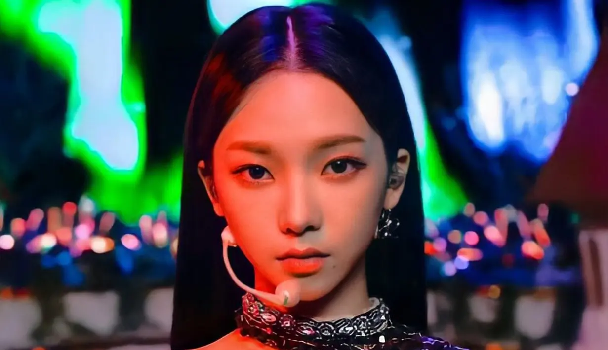 Tatapannya sangat kuat ketika tampil di panggung, tapi di balik layar ia berubah jadi sosok yang hangat. Sudah jatuh hati dengan idol 21 tahun ini? (Istimewa)