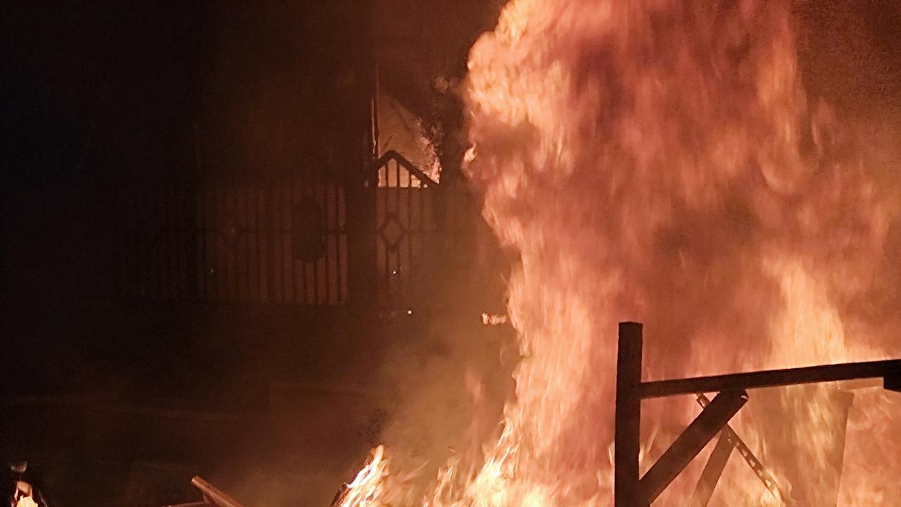 Detik-Detik Gedung DPRD Makassar Dibakar, Walkot Dievakuasi saat Rapat Paripurna