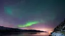 Pemandangan saat fenomena aurora borealis menerangi langit malam di dekat kota Kirkenes, Norwegia utara, Kamis (12/11/2015). (AFP PHOTO/Jonathan NACKSTRAND)