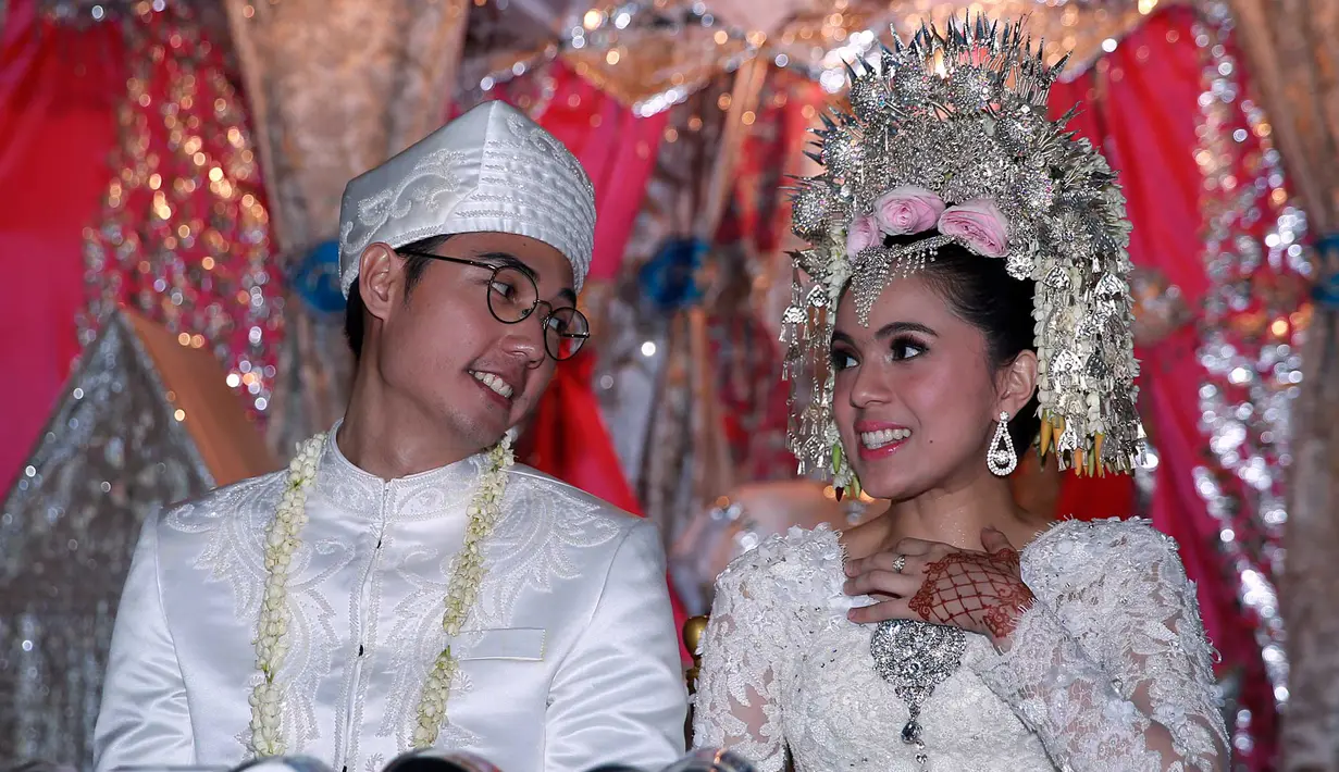  Mereka tak berhenti mengucap syukur ketika saat ini keduanya sudah menyandang status sebagai suami istri. Pasangan yang sudah resmi menjadi suami istri ini menggelar resepsi pernikahan pada malam harinya. (Deki Prayoga/Bintang.com)