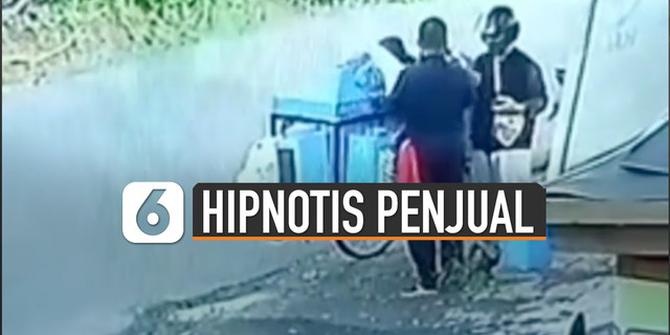 VIDEO: Seorang Pria Tega Hipnotis Penjual Kerupuk di Pinggir Jalan