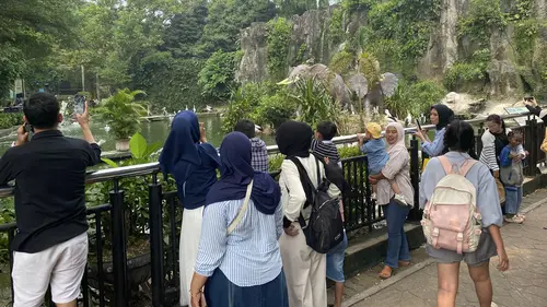 Keramaian terlihat di Taman Margasatwa Ragunan saat libur panjang akhir pekan Kenaikan Yesus Kristus.