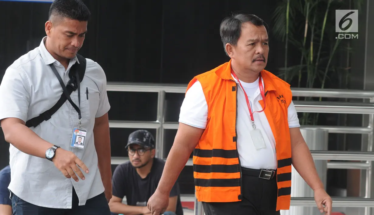 Bupati Labuhanbatu, Pangonal Harahap (kanan) tiba untuk menjalani pemeriksaan di Gedung KPK, Jakarta, Senin (23/7). Pangonal diperiksa perdana pascaditahan KPK terkait dugaan suap proyek-proyek di Kabupaten Labuhanbatu, Sumut. (Merdeka.com/Dwi Narwoko)
