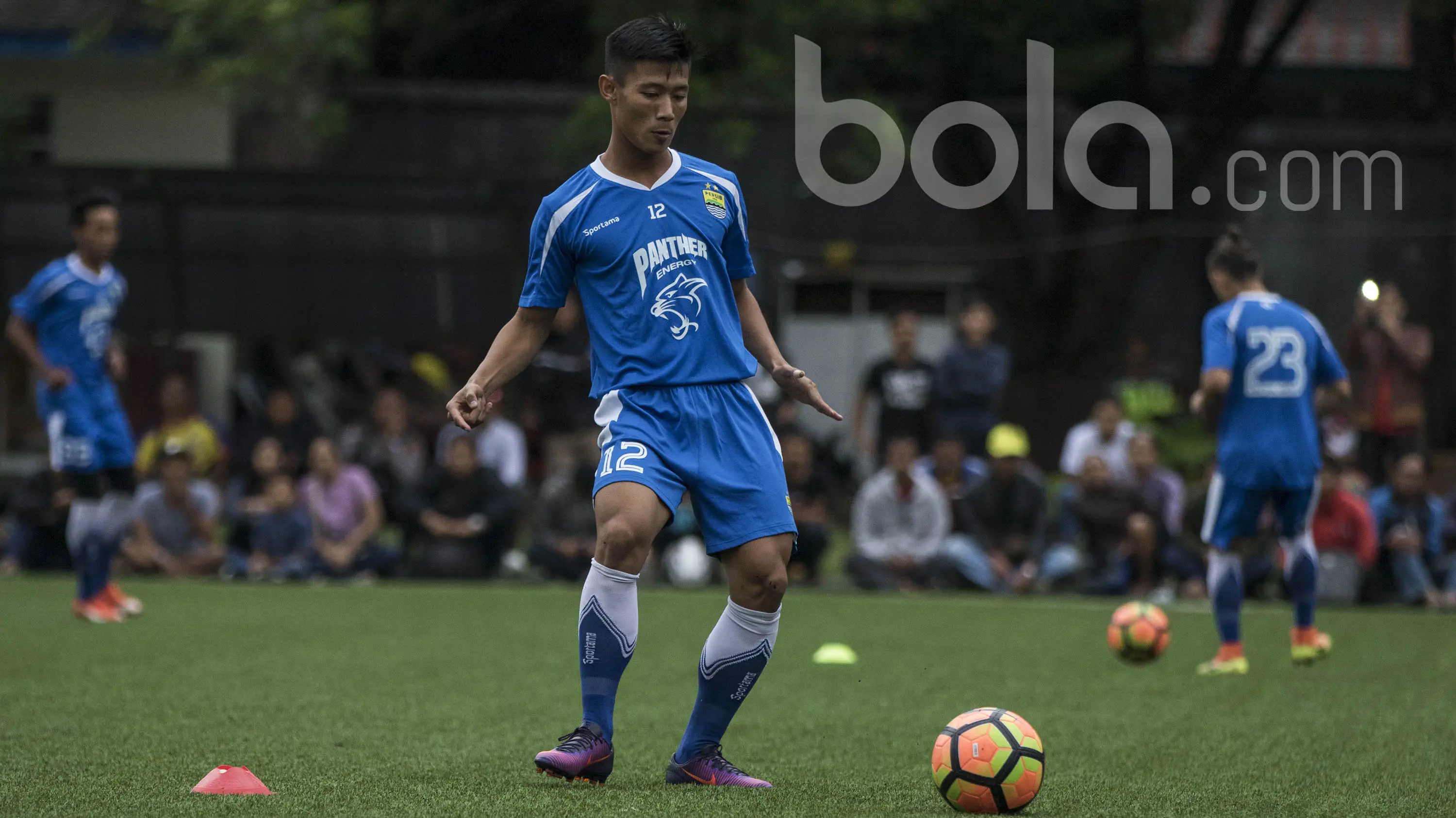 Bek Persib Bandung, Henhen Herdiana, mengontrol bola saat latihan di Lapangan Lodaya Bandung, Jawa Barat, Selasa (28/3/2017). (Bola.com/Vitalis Yogi Trisna)