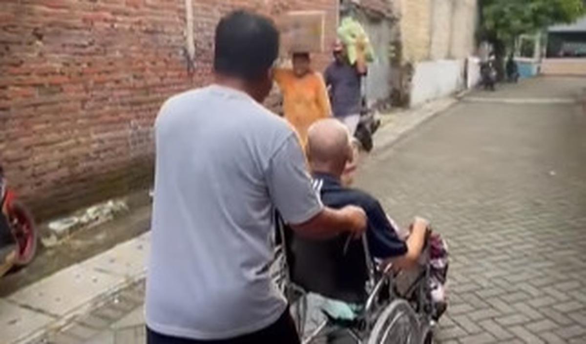 Sang jenderal lantas mendorong sang ayah sembari sesekali mengajak berinteraksi dengan warga sekitar kediaman.