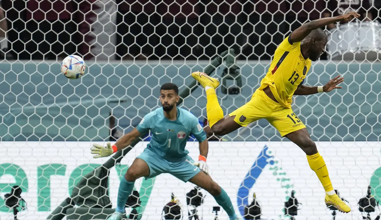 Dua golnya ke gawang Qatar juga menjadi brace ketiga sepanjang laga pembuka Piala Dunia. Dua pemain lainnya yang sukses mencetak dua gol di laga pembuka adalah Neymar (Brasil) pada edisi 2014 ke gawang Kroasia dan Denis Cheryshev (Rusia) pada edisi 2018 ke gawang Arab Saudi. (AP/Natacha Pisarenko)