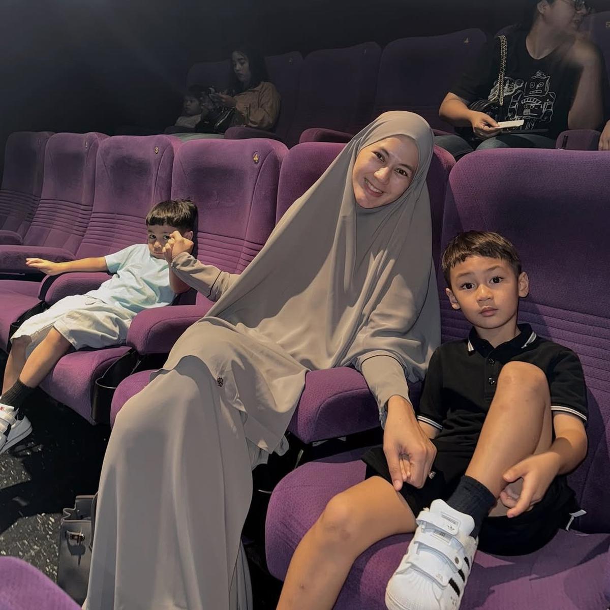 6 Potret Paula Verhoeven Tampil Cantik dengan Busana Syar'i Bareng Anak-Anak, Wajahnya Disebut Makin Fresh