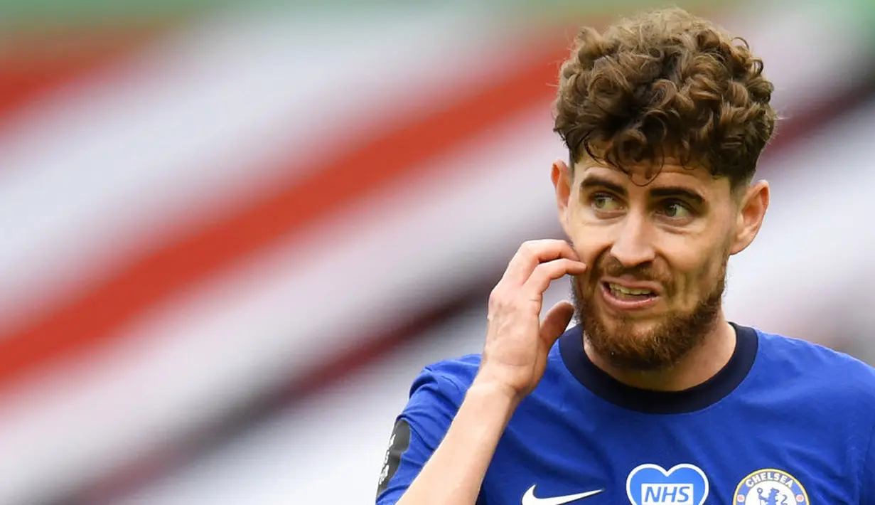 Pemain Chelsea, Jorginho, tampak kecewa usai ditaklukkan Sheffield United pada laga Premier League di Stadion Bramall Lane, Sabtu (11/7/2020). Chelsea kalah tiga gol tanpa balas. (Peter Powell/Pool via AP)