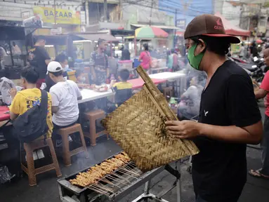 Sejumlah pedagang kaki lima (PKL) berjualan di kawasan Pasar Lama Tangerang, Banten, Sabtu (18/9/2021). Menko Perekonomian Airlangga Hartarto mengatakan Presiden Joko Widodo akan meluncurkan program Bantuan Langsung Tunai (BLT) untuk 1,2 juta PKL dan pemilik warteg. (Liputan6.com/Angga Yuniar)