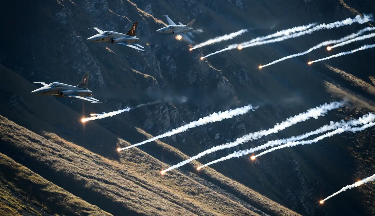 Pesawat tempur F 5 Tiger membentuk formasi menggunakan pesawat tempur selama demonstrasi penerbangan Angkatan Udara Swiss di Axalp, 10 Oktober 2018. (Photo by Fabrice COFFRINI / AFP)