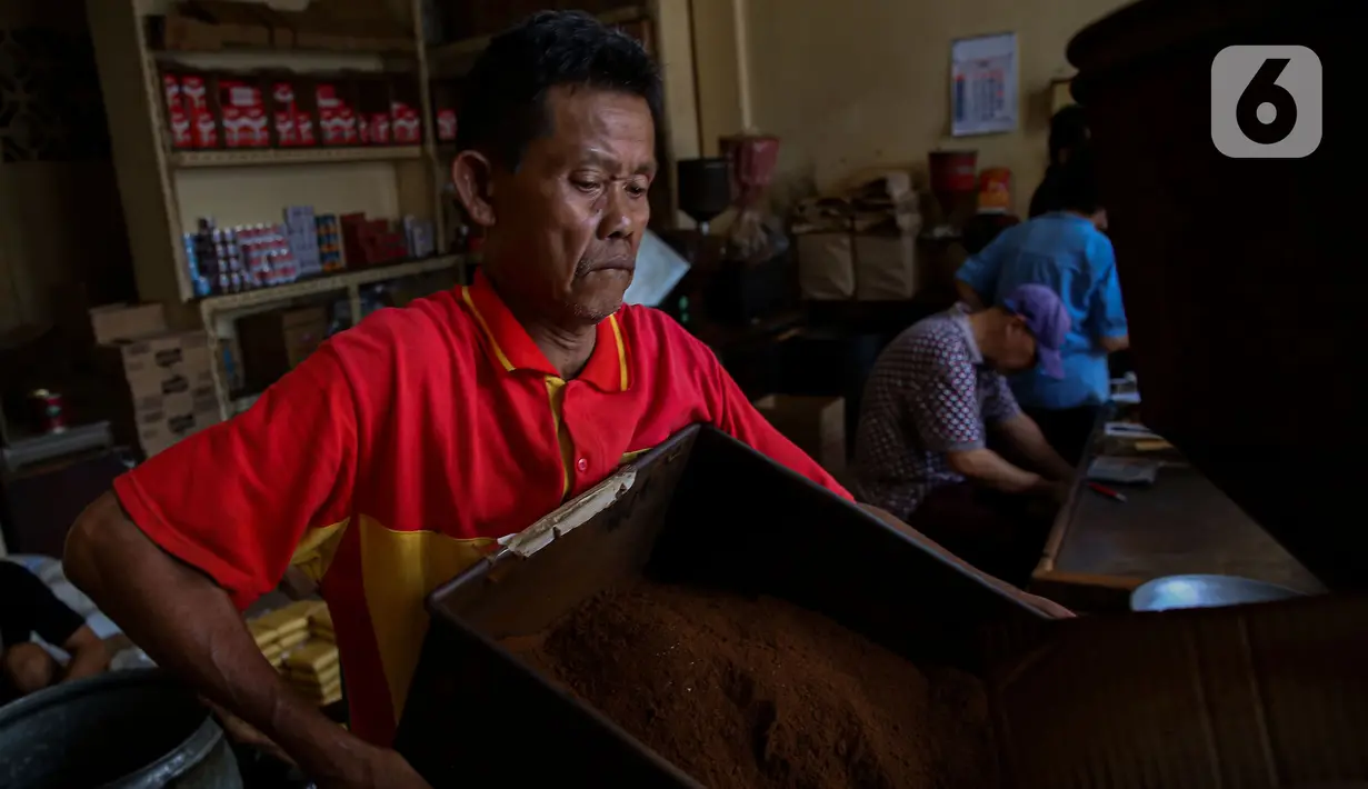 Toko ini sekaligus menjadi tempat penggilingan, peracikan, sekaligus pengemasan kopi cap Bis Kota. (Liputan6.com/Angga Yuniar)