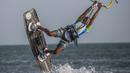 Adalberto Gomez, Kitesurfing cilik ikut beraksi dalam kategori Free Style pada ajang  Third Kite Addict Kolombia tournamen di Cabo de la Vela, Guajira Departmen, Kolombia, (4/7/2016). (AFP/Joaquin Sarmiento)