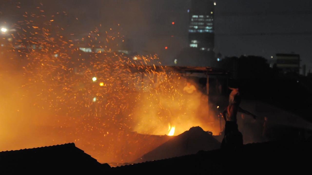 3 Jam Berlalu, Api Masih Membakar Permukiman Padat di Tanah Abang