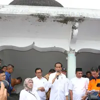 Presiden Joko Widodo (Jokowi) memberikan keterangan saat melakukan kunjungan ke Masjid At-Taqarrub di Pidie Jaya, Aceh, Jumat (9/12). Jokowi terlihat didampingi Menteri PUPR Basuki Hadimuljono dan Seskab Pramono Anung. (Liputan6.com/Angga Yuniar)