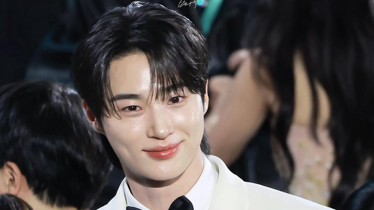 7 Potret Byeon Woo Seok di Baeksang Arts Awards 2025 dengan Outfit Jas Putih Penuh Pesona