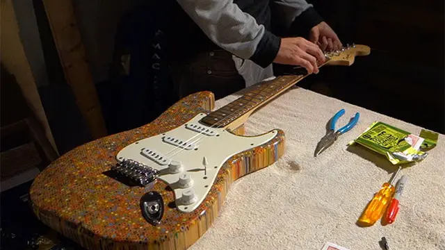 gitar dari 1200 pensil warna (foto: Bored Panda)