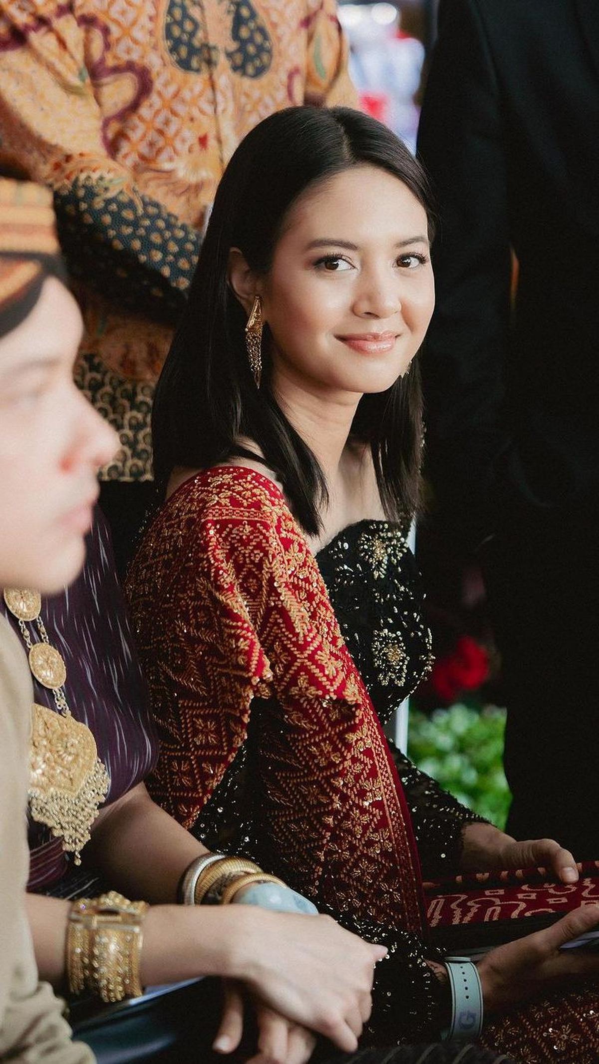 Si cantik Aurelie Moeremans juga tampak hadir di Istana Merdeka. Cukup sederhana, Aurelie memadukan busana adat dengan make up tipis dan rambut digerai lurus.