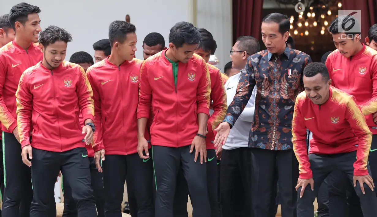 Presiden Joko Widodo bersiap berfoto bersama pemain Timnas U-22 Indonesia di Istana Merdeka, Jakarta, Kamis (28/2). Jokowi mengadakan pertemuan dengan Timnas U-22 Indonesia yang baru saja menjuarai turnamen Piala AFF U-22. (Liputan6.com/Angga Yuniar)