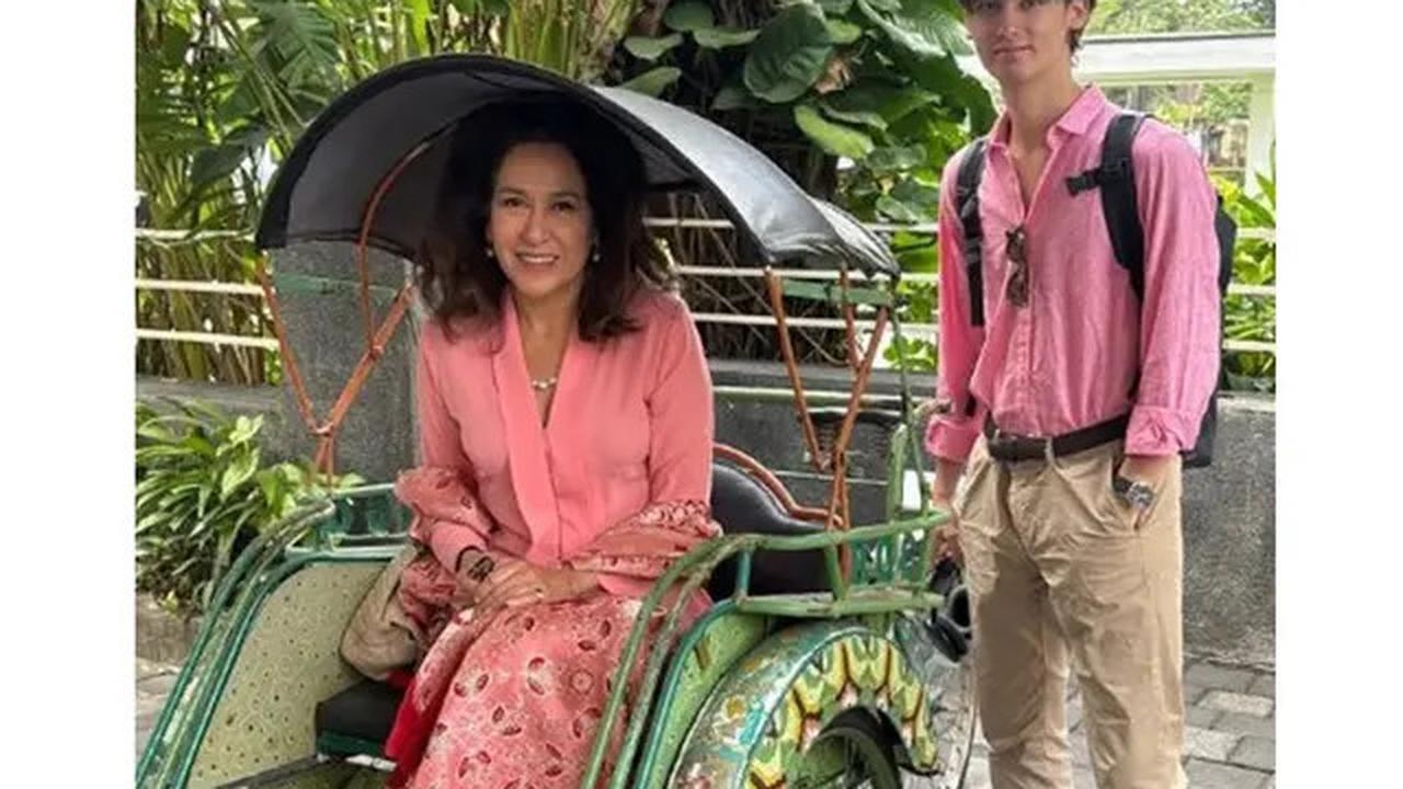 Potret Kartika Sari Dewi dan Kiran Ziarah Makam Soekarno di Blitar, Kompak Berbusana Pink