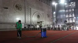 Petugas membersihkan karpet Masjid Istiqlal, Jakarta, Selasa (15/5). Kegiatan tersebut dalam rangka menyambut Bulan Suci Ramadan untuk memberikan rasa nyaman bagi jamaah saat menjalankan ibadah. (Liputan6.com/Arya Manggala)