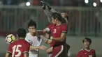 Kiper Timnas Indonesia, Awan Seto (kanan) menghalau bola dari kejaran pemain Korea Selatan U-23 pada laga uji coba di Stadion Pakansari, Bogor, (23/6/2018).  Indonesia U-23 kalah 1-2 dari Korea U-23. (Bola.com/Nick Hanoatubun)