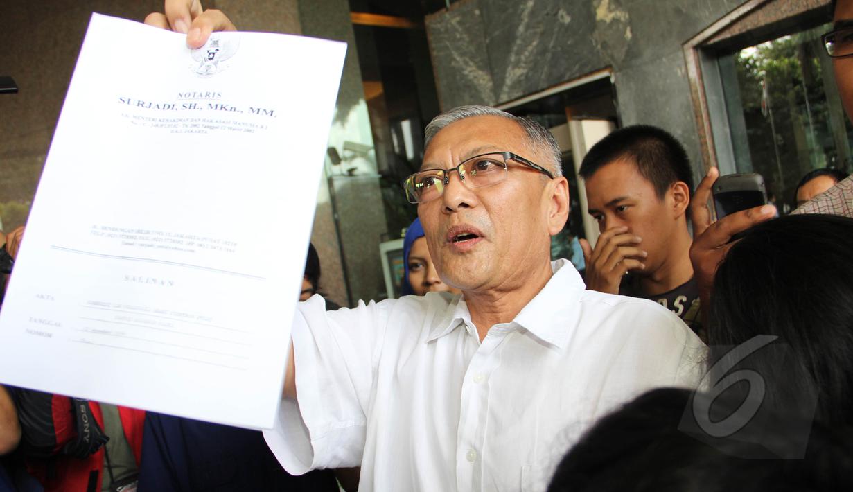 Lauren Siburian memperlihatkan surat yang berisi daftar pengurus Partai Golkar periode 2015-2016 saat keluar dari gedung Kementerian Hukum dan HAM, Jakarta, Selasa (17/3/2015). (Liputan6.com/Helmi Afandi)