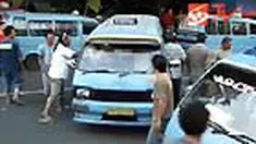 Ratusan sopir angkot memblokade jalan tempat pelaksanaan Sudirman Fair yang digelar Pemerintah Kota Manado, Sulut. Akibat ulah para sopir, jalan raya macet berjam-jam. 